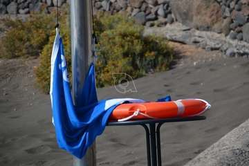 Izado de la bandera azul en Hoya del Pozo (foto TA/Francisco Javier Santana)